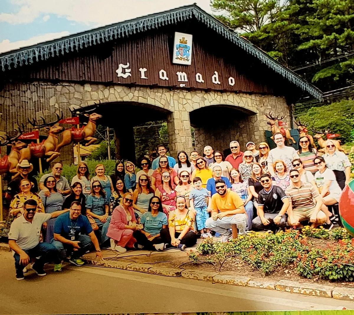 Grupo da viagem no letreiro de Gramado
